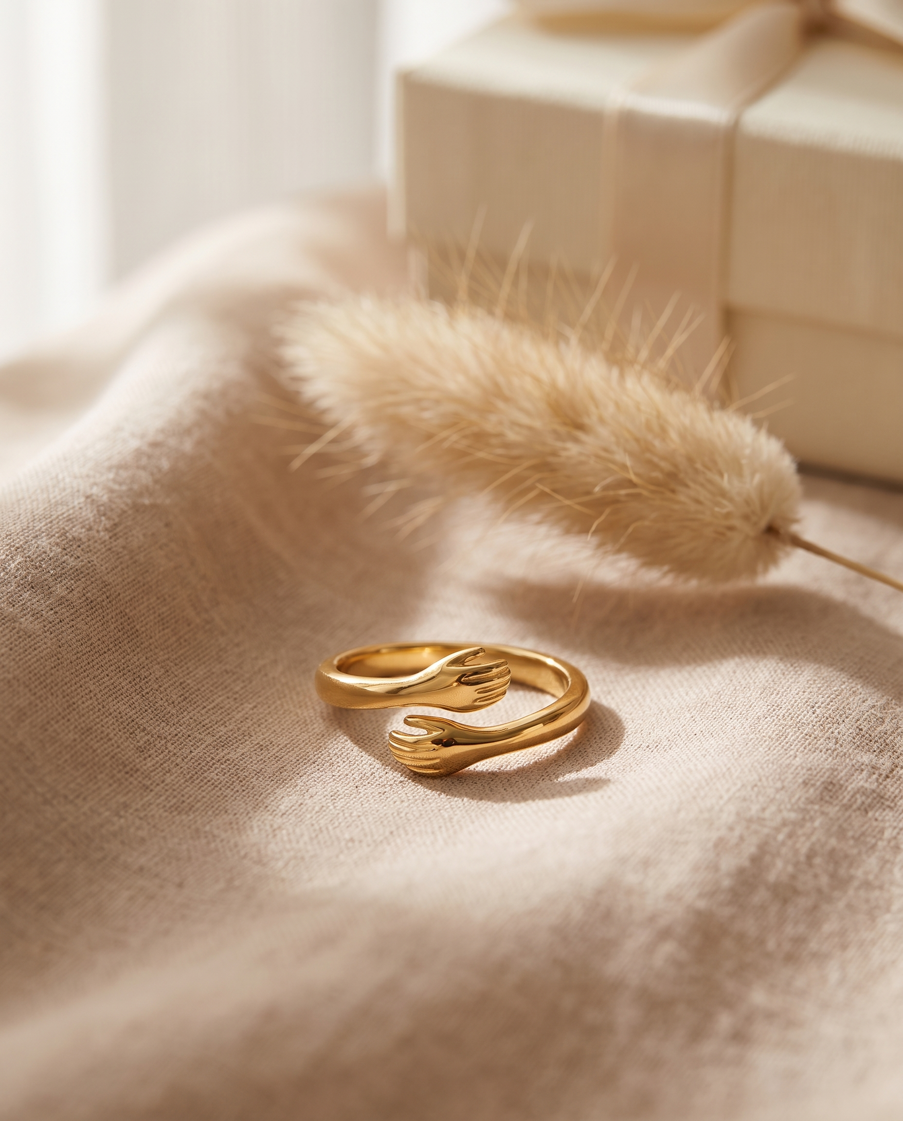 Hug Ring detail