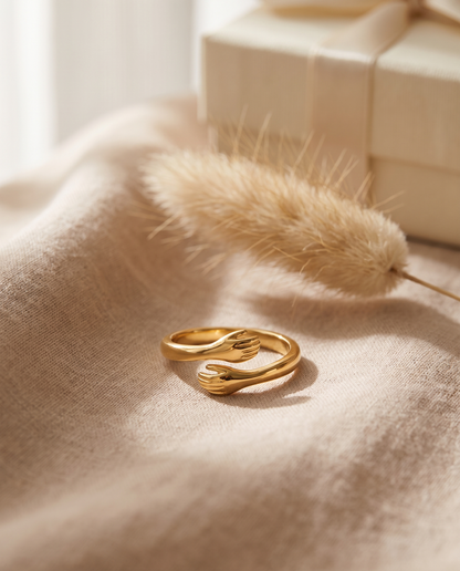 Hug Ring detail